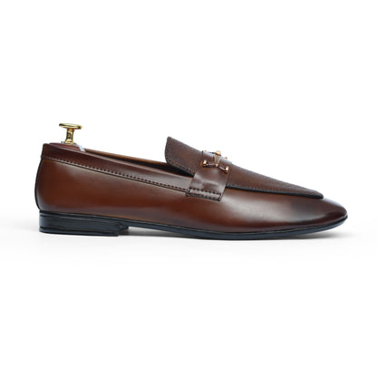 Versatile Brown Shoe With Metal Bit