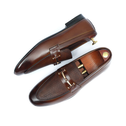 Versatile Brown Shoe With Metal Bit